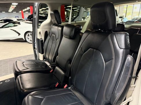 Used 2017 Chrysler Pacifica Touring-L w/ Tire & Wheel Group FWD image 40