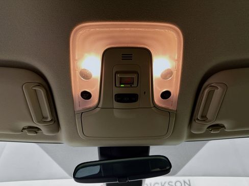 Used 2021 Toyota Prius XLE image 18