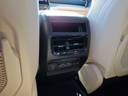 Used 2025 Jeep Grand Cherokee Limited w/ Luxury Tech Group II AWD/4WD image 12