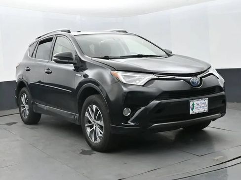 Used 2017 Toyota RAV4 XLE AWD/4WD image 2