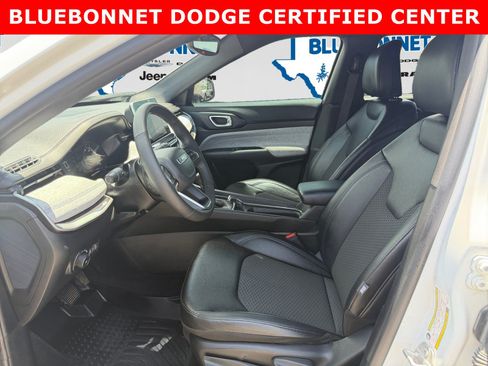 Used 2025 Jeep Compass Latitude AWD/4WD image 11