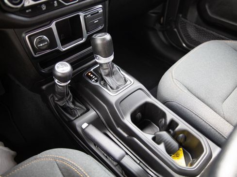 Used 2024 Jeep Gladiator Sport AWD/4WD image 16