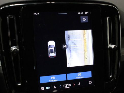 Used 2025 Volvo XC40 B5 Plus image 41