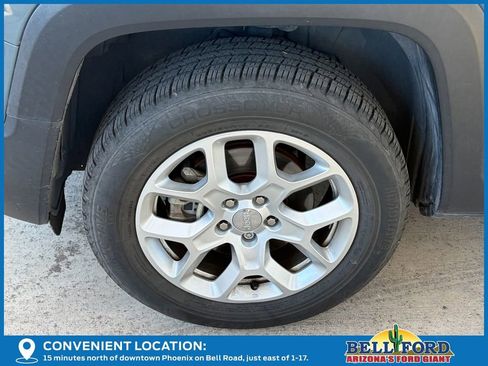 Used 2018 Jeep Renegade Latitude AWD/4WD image 6