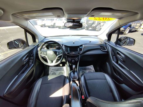 Used 2022 Chevrolet Trax LT w/ Midnight Edition image 16