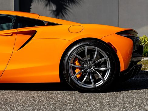 Used 2025 McLaren Artura image 5