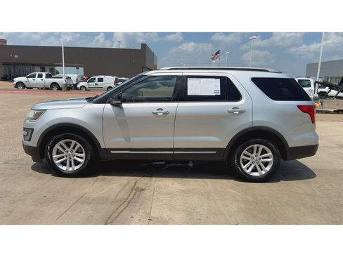 Used 2016 Ford Explorer XLT w/ Equipment Group 201A FWD image 5