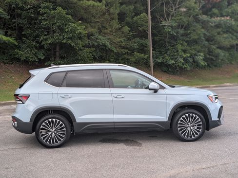 Used 2025 Volkswagen Taos SE w/ Panoramic Sunroof Package FWD image 10