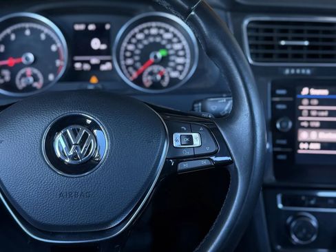 Used 2018 Volkswagen Golf SE image 4