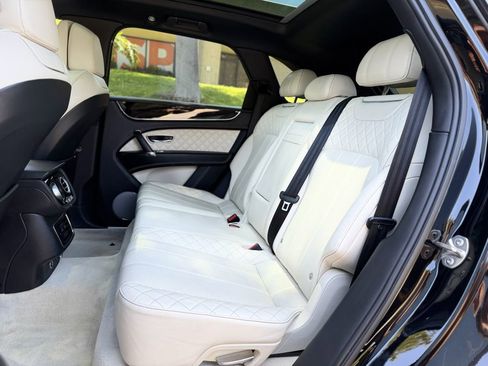 Used 2017 Bentley Bentayga AWD/4WD image 19