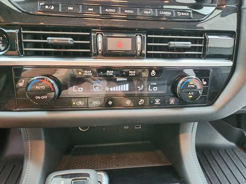 Used 2025 Nissan Pathfinder SL FWD image 29