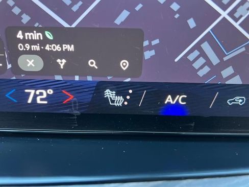 Used 2025 Chevrolet Suburban Z71 image 29