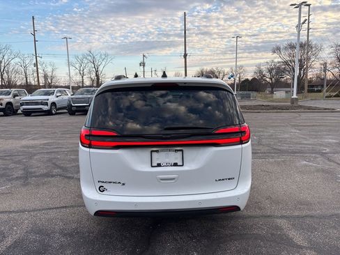 Used 2025 Chrysler Pacifica Limited FWD image 4