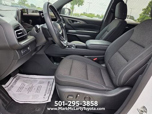 Used 2025 Chevrolet Traverse LT FWD image 6