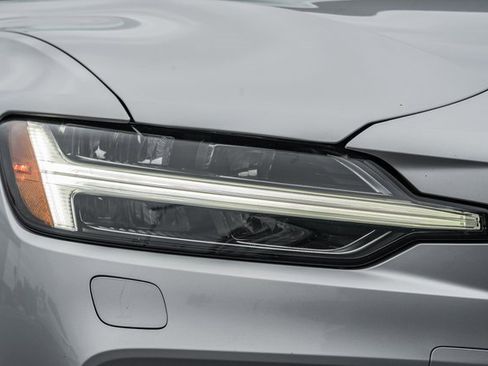 Certified 2022 Volvo S60 B5 Momentum w/ Premium Package image 12