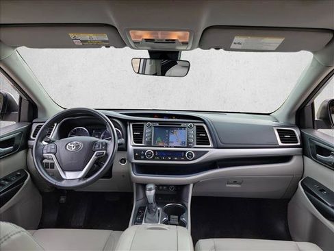 Used 2018 Toyota Highlander XLE FWD image 18