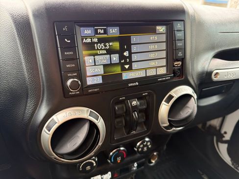 Used 2016 Jeep Wrangler Unlimited Sahara w/ Connectivity Group AWD/4WD image 13
