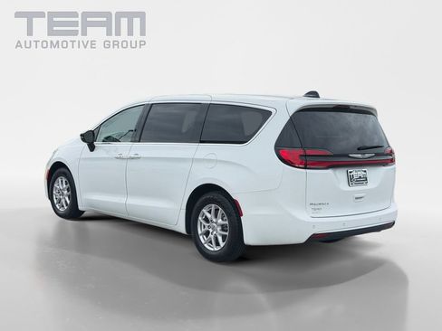 Used 2024 Chrysler Pacifica Touring-L FWD image 5