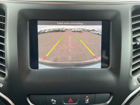 Used 2021 Jeep Cherokee Latitude Plus image 13