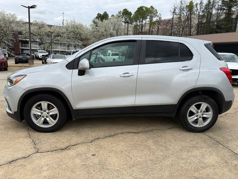 Used 2022 Chevrolet Trax LS w/ Tint and Cruise Package FWD image 4