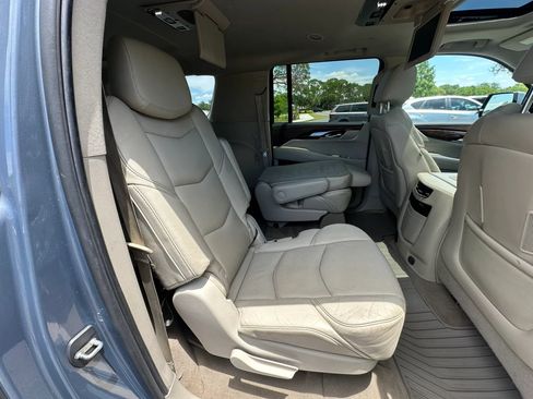 Used 2016 Cadillac Escalade ESV Luxury AWD/4WD image 18