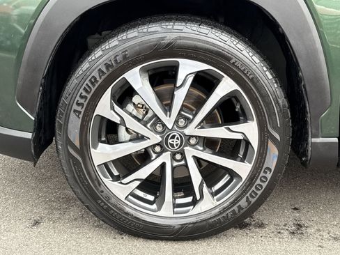 Used 2022 Toyota Corolla Cross XLE w/ Convenience Package image 12