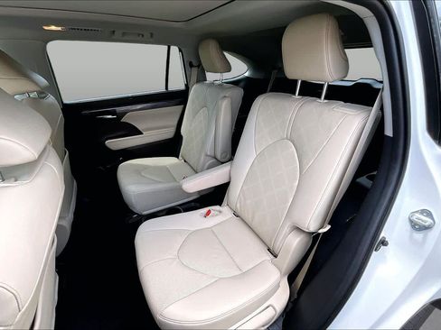 Used 2021 Toyota Highlander Platinum FWD image 21