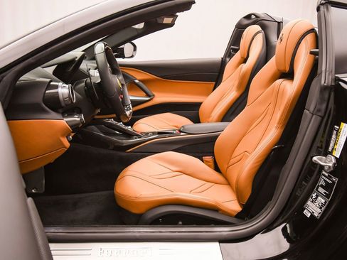 Used 2022 Ferrari 812 GTS image 18