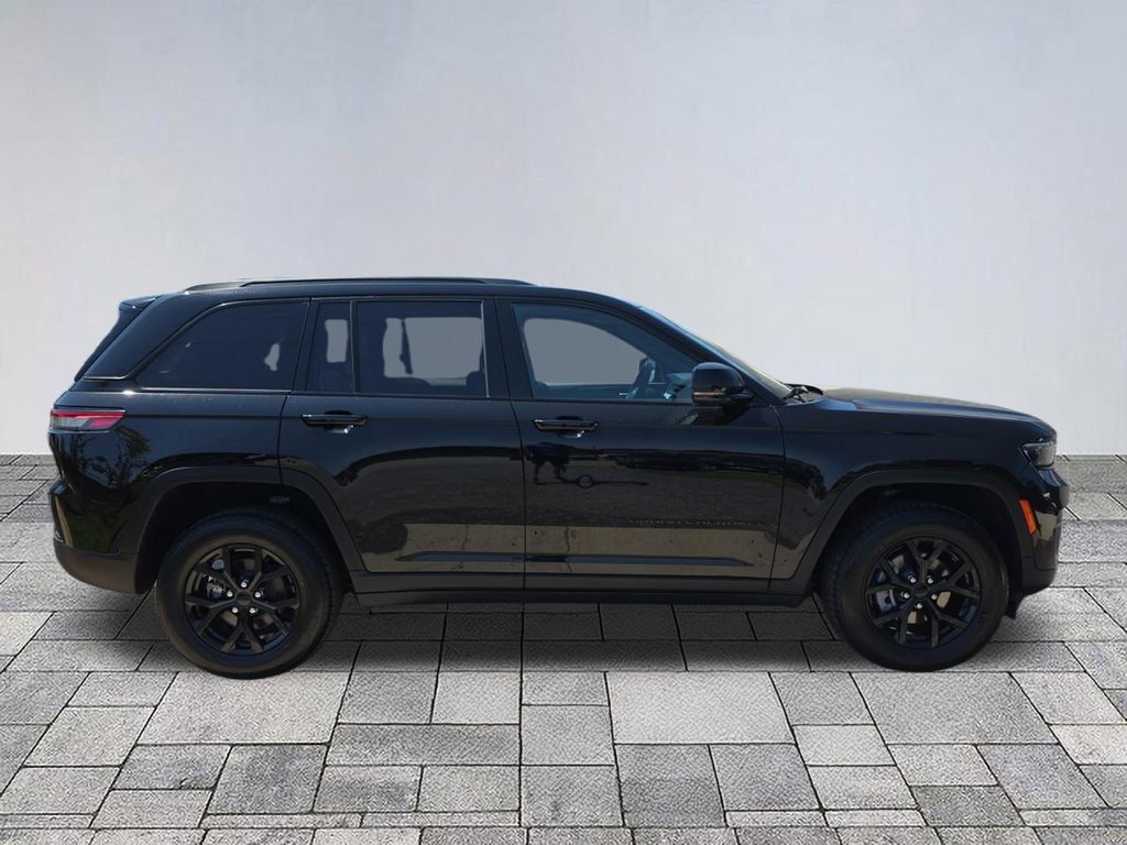 Used 2024 Jeep Grand Cherokee Altitude RWD image 8