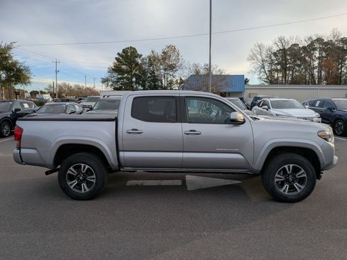 Used 2017 Toyota Tacoma TRD Sport image 2