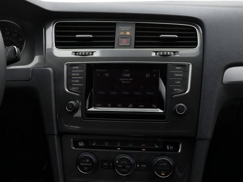 Used 2016 Volkswagen e-Golf SE image 9