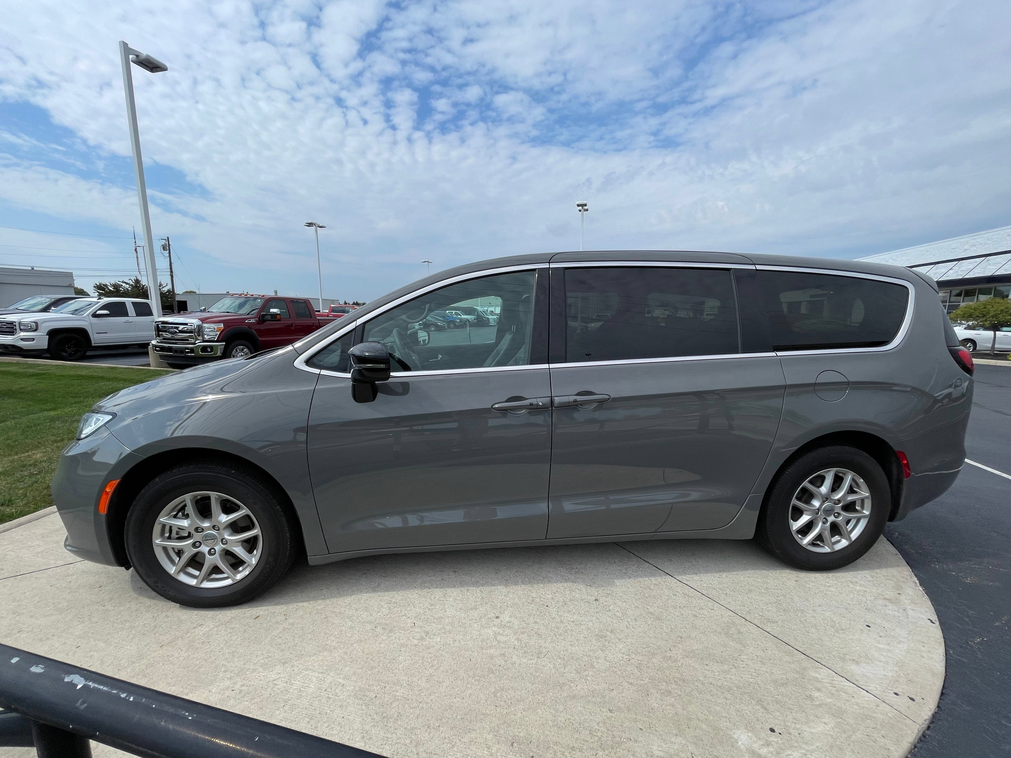 Used 2025 Chrysler Pacifica Select FWD image 4