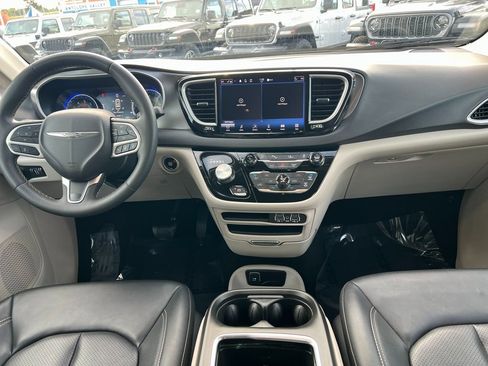 Certified 2024 Chrysler Pacifica Touring-L image 18