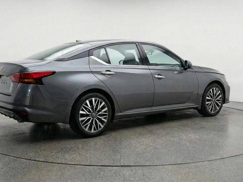 Used 2025 Nissan Altima 2.5 SV image 9