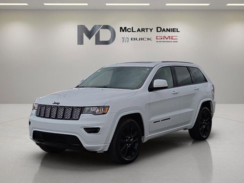 Used 2020 Jeep Grand Cherokee Altitude image 2