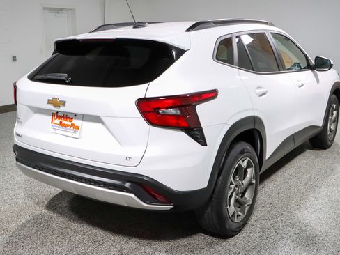 Used 2024 Chevrolet Trax LT w/ Sunroof Package FWD image 7