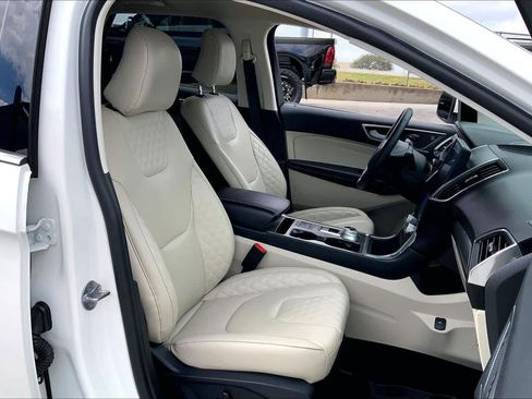 Used 2024 Ford Edge Titanium image 9