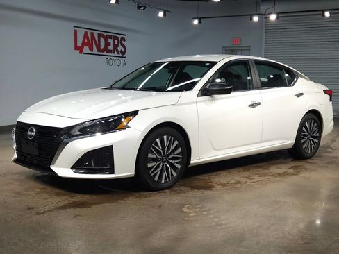 Used 2025 Nissan Altima 2.5 SV FWD image 3