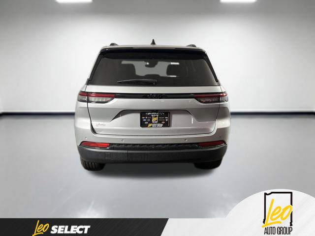 Used 2023 Jeep Grand Cherokee Altitude RWD image 7