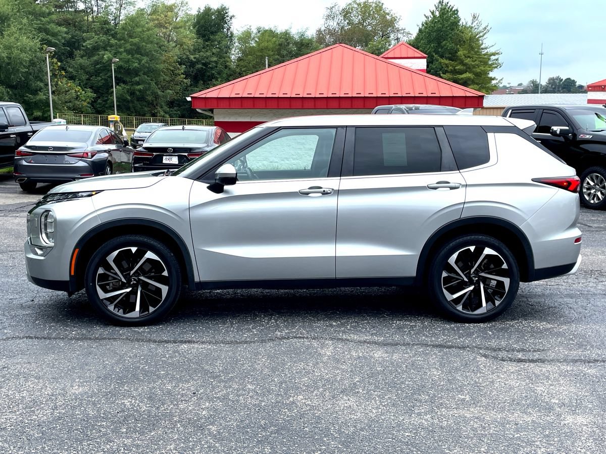 Used 2022 Mitsubishi Outlander SE AWD/4WD image 3