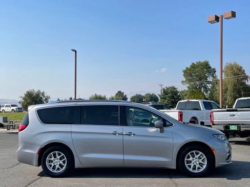 Used 2021 Chrysler Pacifica Touring-L FWD image 2