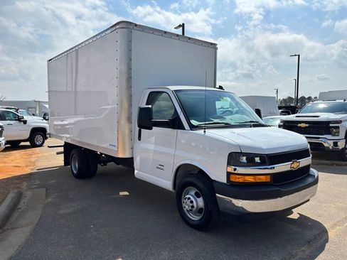 New 2024 Chevrolet Express 4500 4500 Series w/ Power Convenience Package image 7