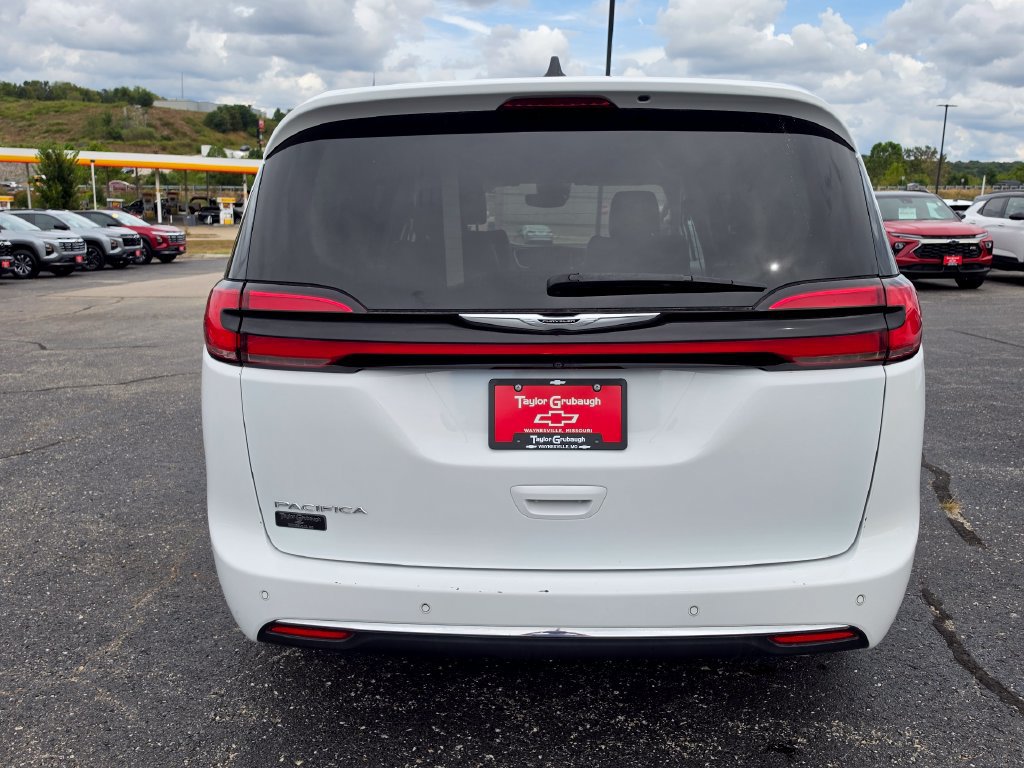 Used 2023 Chrysler Pacifica Touring-L FWD image 7
