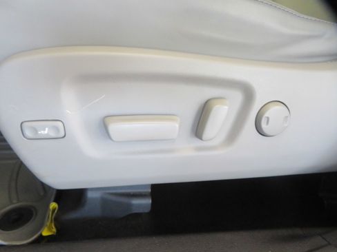 Used 2018 Toyota Highlander XLE AWD/4WD image 16