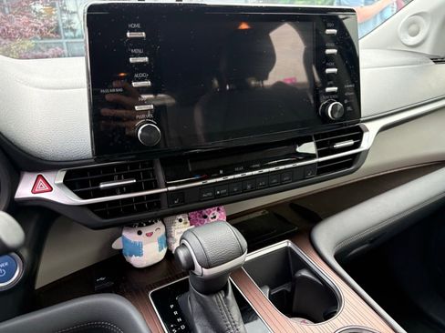 Used 2022 Toyota Sienna XLE w/ XLE Plus Package FWD image 11