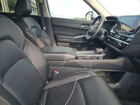 Certified 2025 Nissan Pathfinder SL w/ Cargo Package FWD image 6