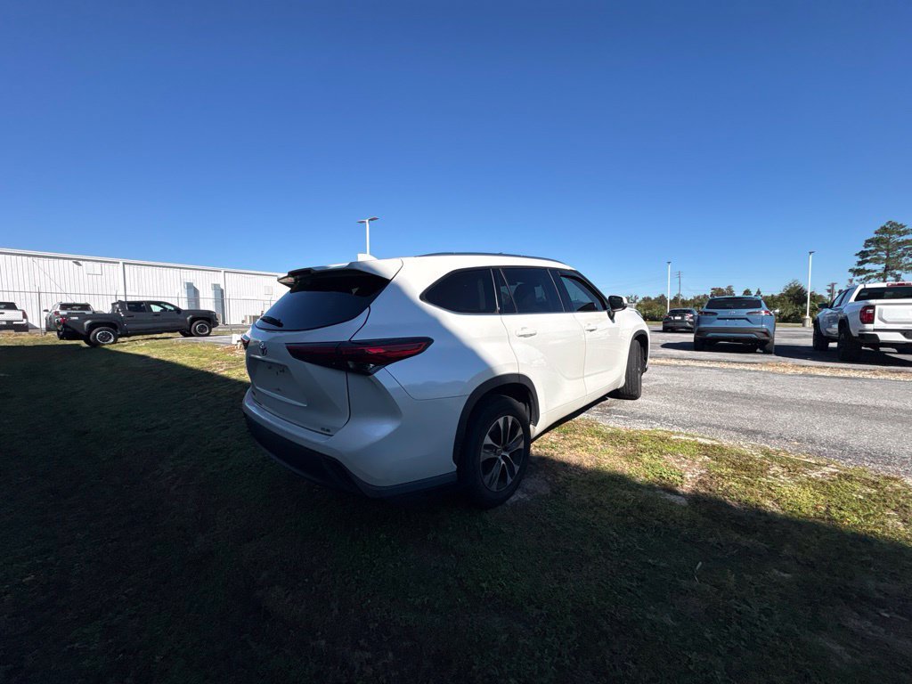 Used 2021 Toyota Highlander XLE FWD image 20