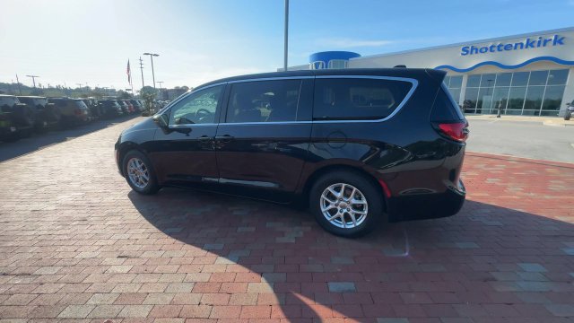Used 2023 Chrysler Pacifica Touring-L FWD image 8