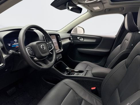 Used 2025 Volvo XC40 B5 Core image 10
