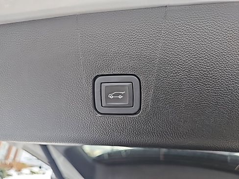 Used 2023 Chevrolet Traverse LT w/ Rear Camera Mirror Package image 25